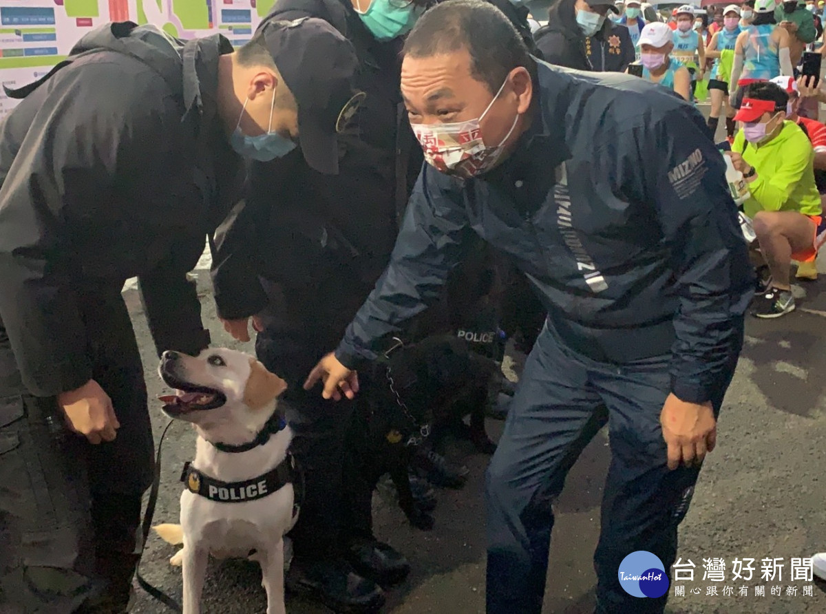 侯友宜市長問訓犬員，這幾隻警犬是否有升官？逗得現場參賽者哈哈大笑