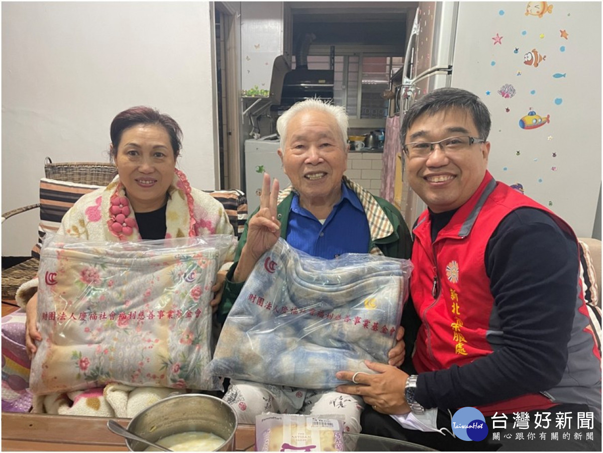 新北市榮服處李毓錫副處長(右) 轉贈劉伯伯(中)保暖毛毯，劉伯伯伉儷欣喜接受