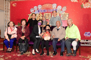 高齡同學會，縣長王會美語人瑞長輩陳許好。圖／記者鄧富珍攝