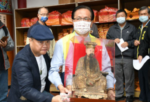 林世賢市長於文物保存建檔計畫說明會前恭迎元清觀的開基天公神尊亮相。圖彰化市公所提供
