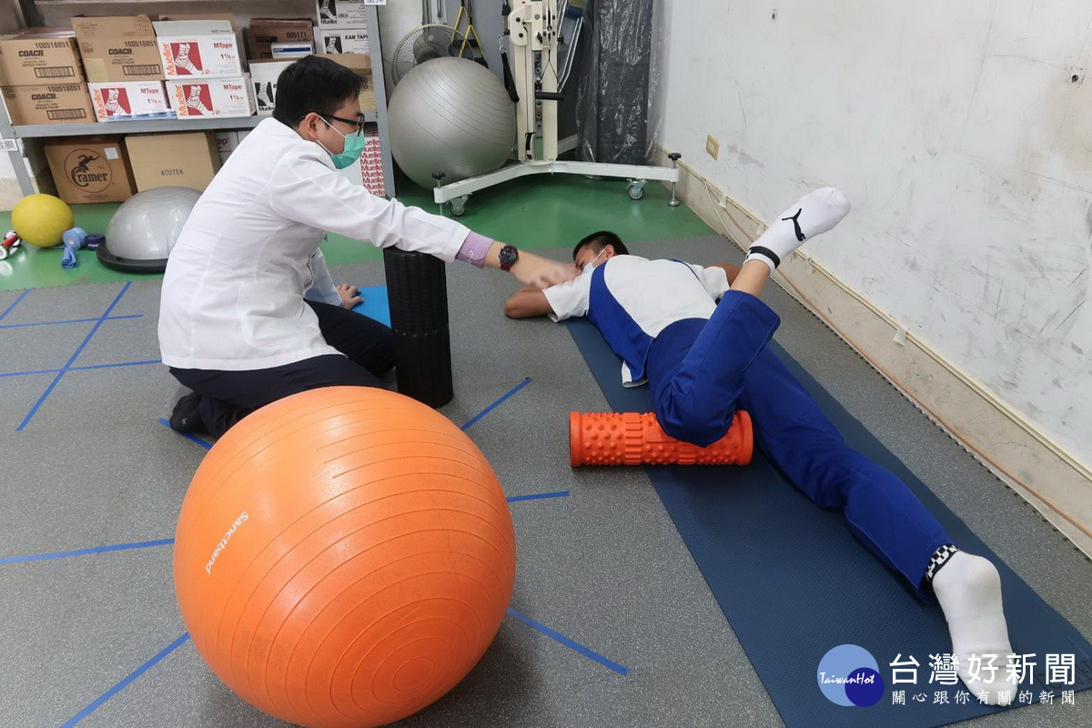 復健治療師，指導運動選手如何做復健運動