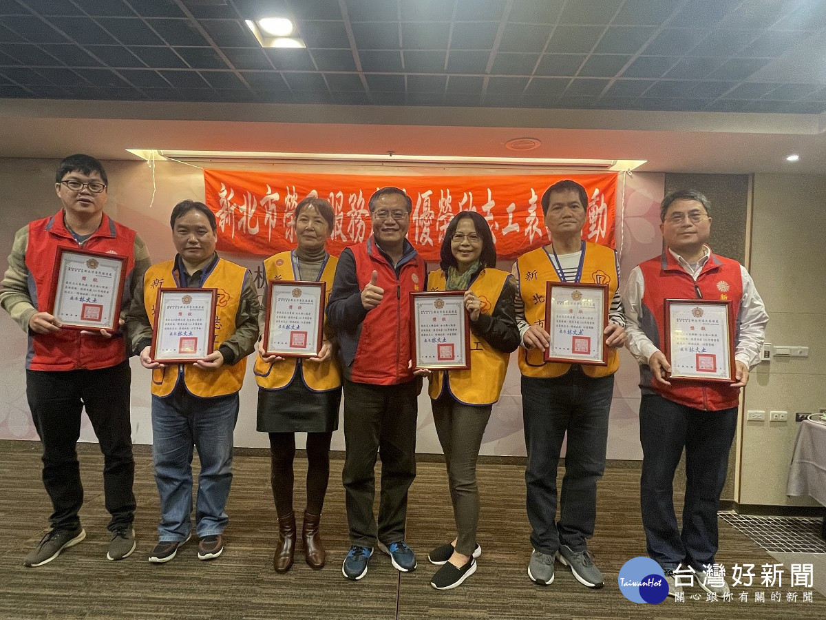 新北市榮民服務處林火土處長(中)於活動中表揚績優志工、績優新進志工。