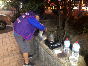 人安基金會平安站為南投街友煮熱食。（縣府提供）