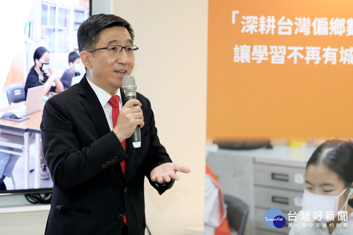 滙豐(台灣)商業銀行總裁陳志堅說，新冠疫情帶來許多挑戰，不少弱勢家庭難以負擔購置電