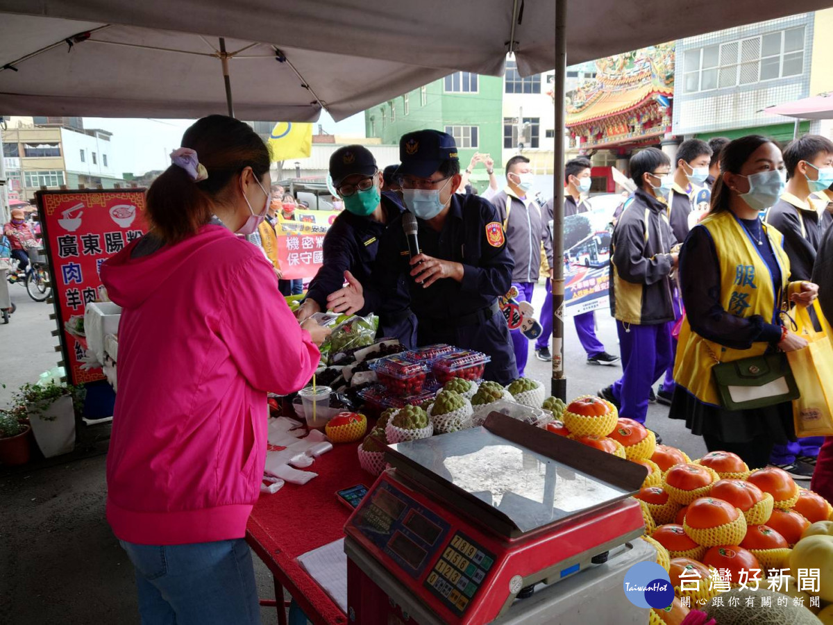 臺西警走入市場，近距離與民眾宣導交通安全/臺西警分局提供