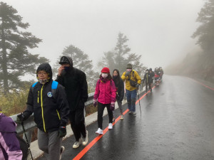 南投縣學生校外會帶領高關懷同學於合歡山頂著寒風前行。（校外會提供）