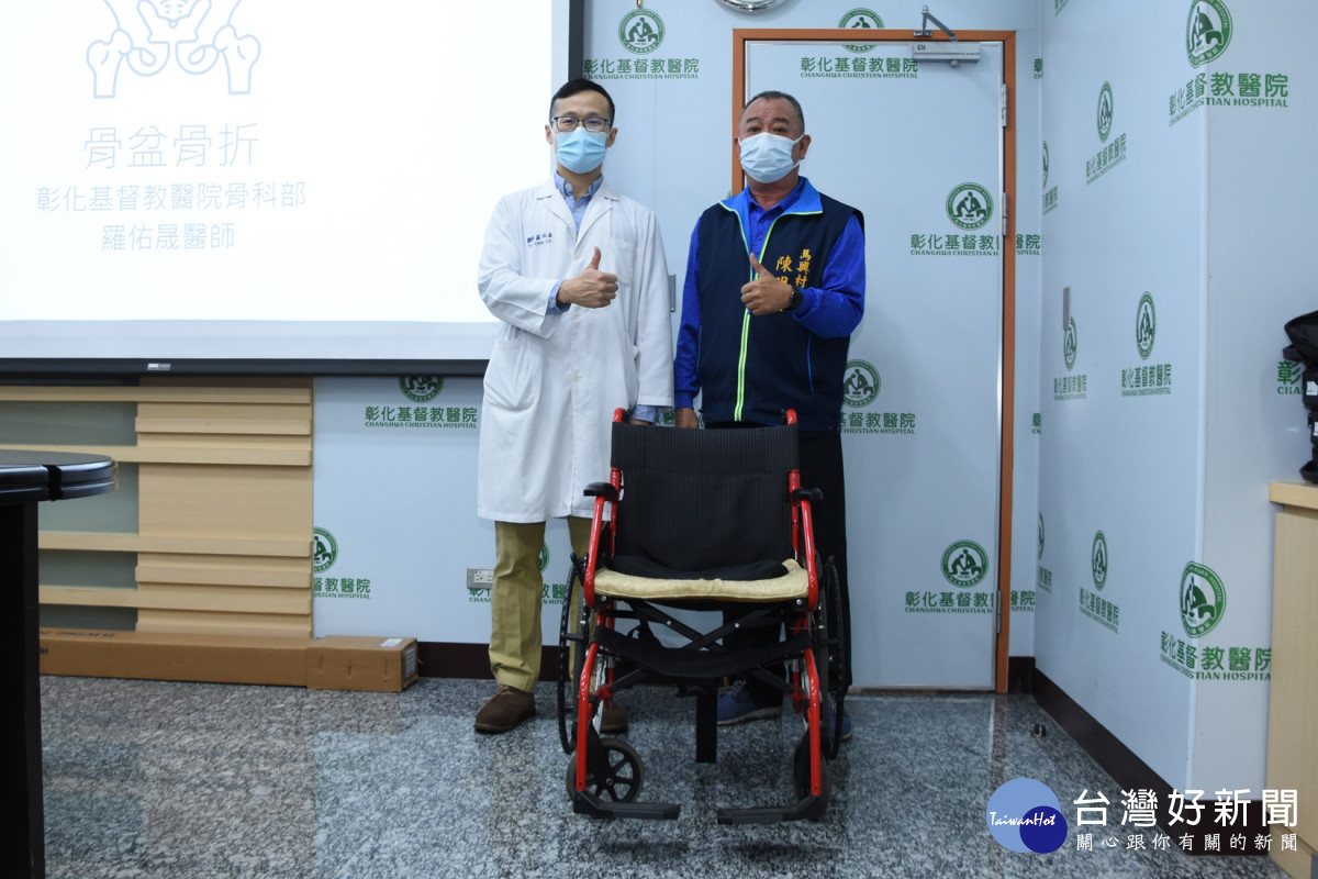 陳明灶村長（右）表示，很感謝彰基，雖然之前不認識羅醫師（左），但是他的醫術真的令人放心。