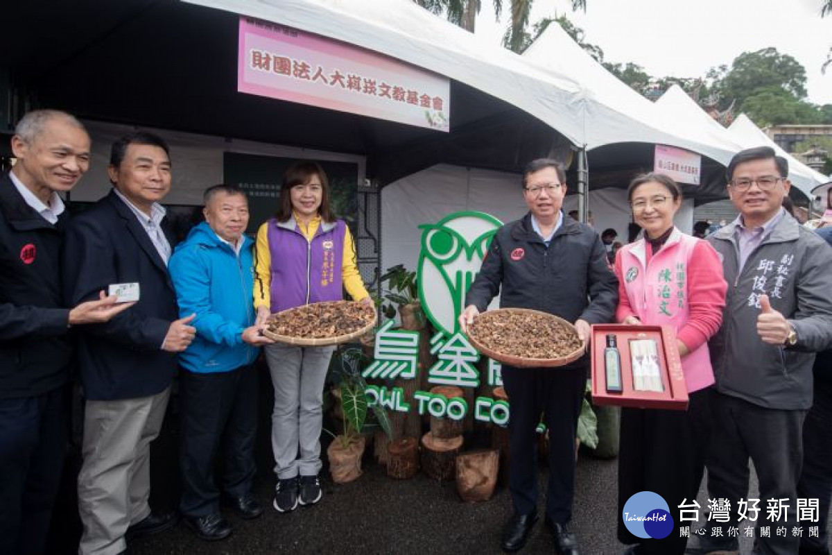 鄭市長與出席貴賓一同逛小農市集<br />
