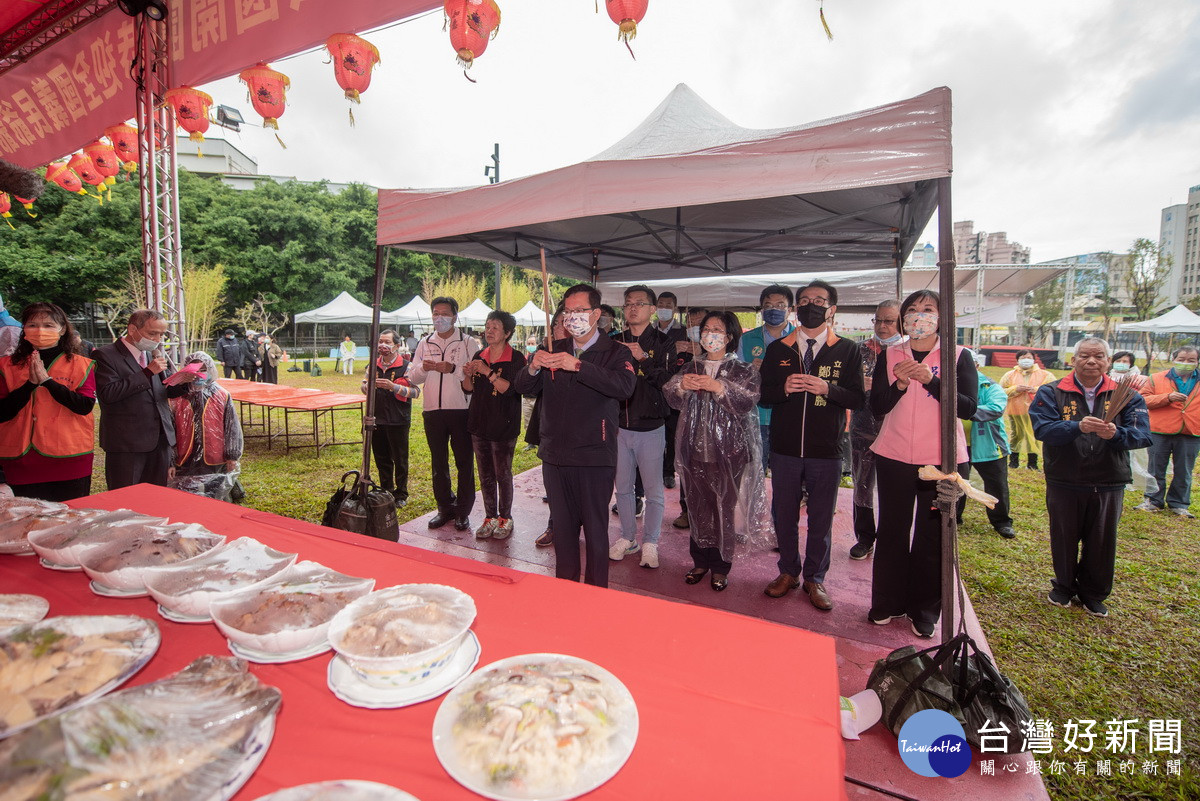 「褒忠祠義民廟230週年暨全國義民爺聖駕大典參拜儀式」中，桃園市長鄭文燦與貴賓們共同參拜。