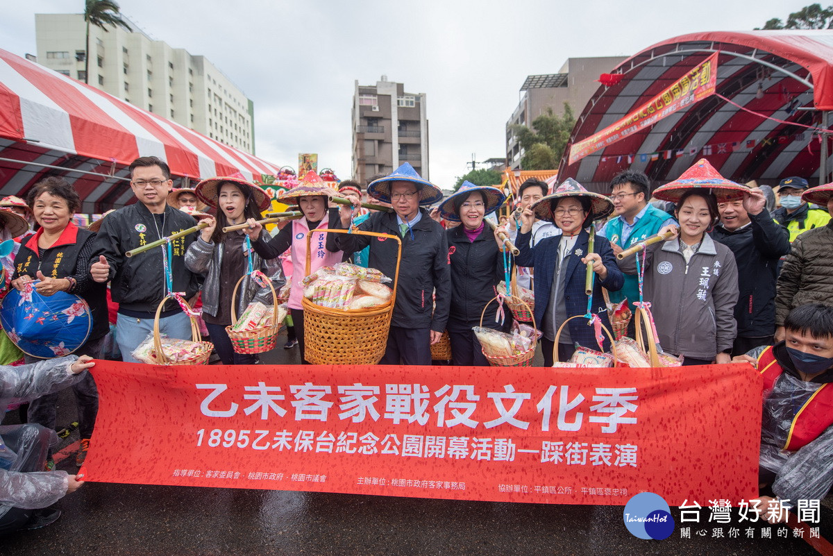 桃園市長鄭文燦與貴賓們參與挑擔奉飯踩街活動。