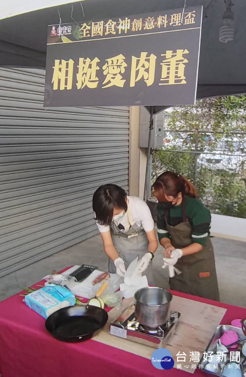 嘉義縣議員林緗亭和立委蔡易餘服務處助理張意憬組隊參賽，隊名「相挺(緗亭)愛肉董」創意十足／陳致愷攝影