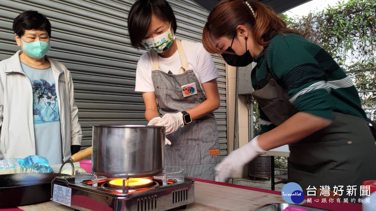 「相挺愛肉董」隊進入決賽，議員林緗亭烹調時雖難掩緊張，但最終一舉拿下亞軍／陳致愷攝影