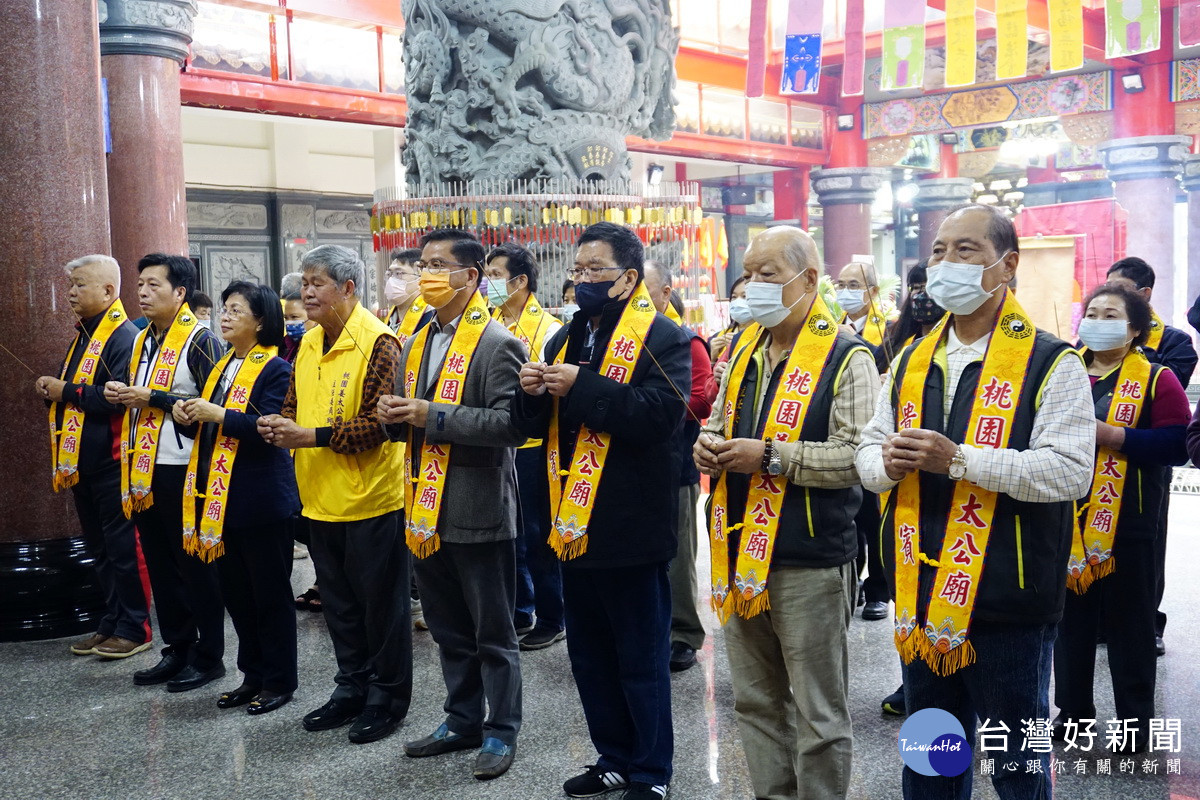 桃園市政府副秘書長邱俊銘代表市長鄭文燦蒞會祝賀參拜，祈求國泰民安、疫情早日解除。
