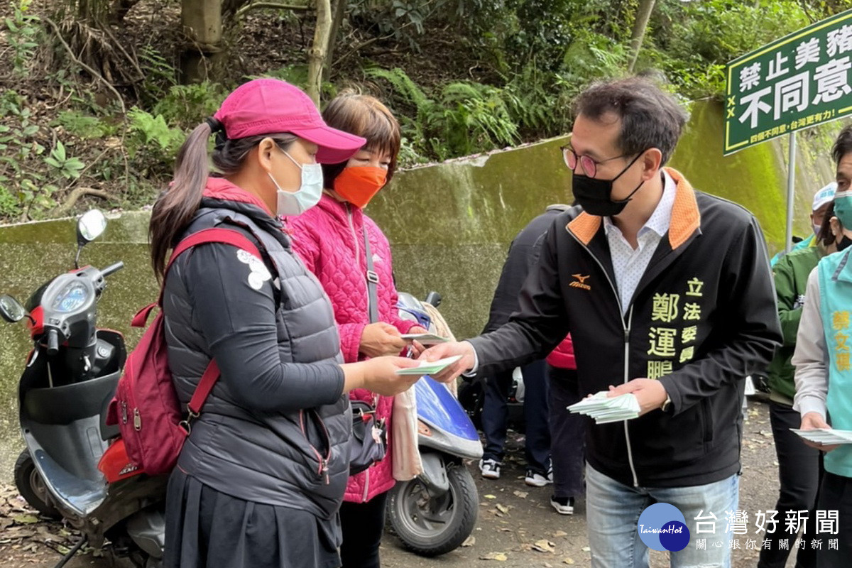 立法委員鄭運鵬於虎頭山明倫三聖宮發送傳單向登山遊客及攤商說明公投四個不同意的重要性。