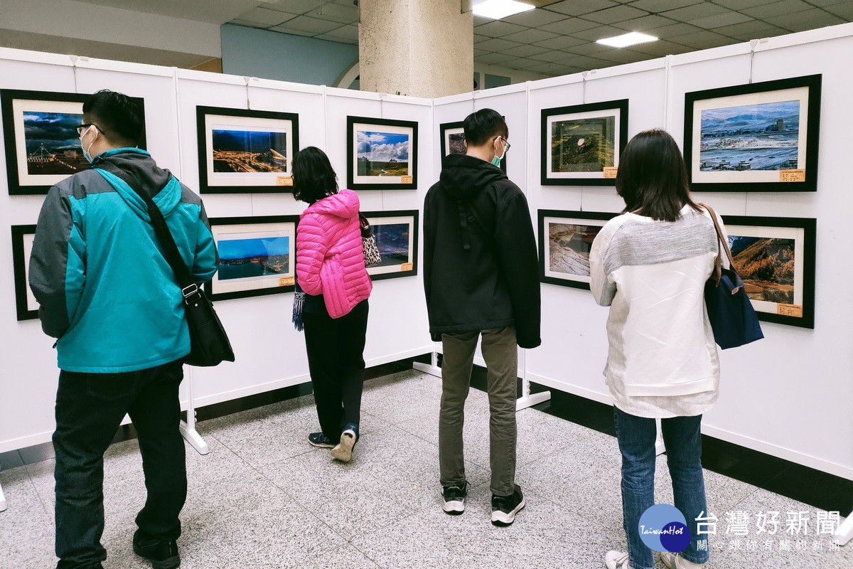 「2021第三屆海峽攝影家攝影展」於臺灣桃園與四川成都同步展出。