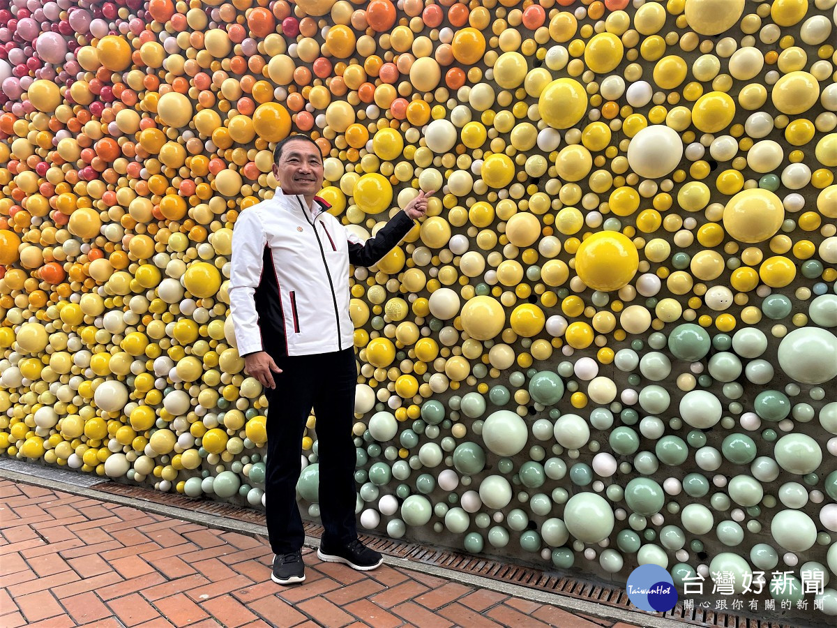 二萬顆陶球打造的「許願糖果牆」，如彩虹般展現市民朋友的心願