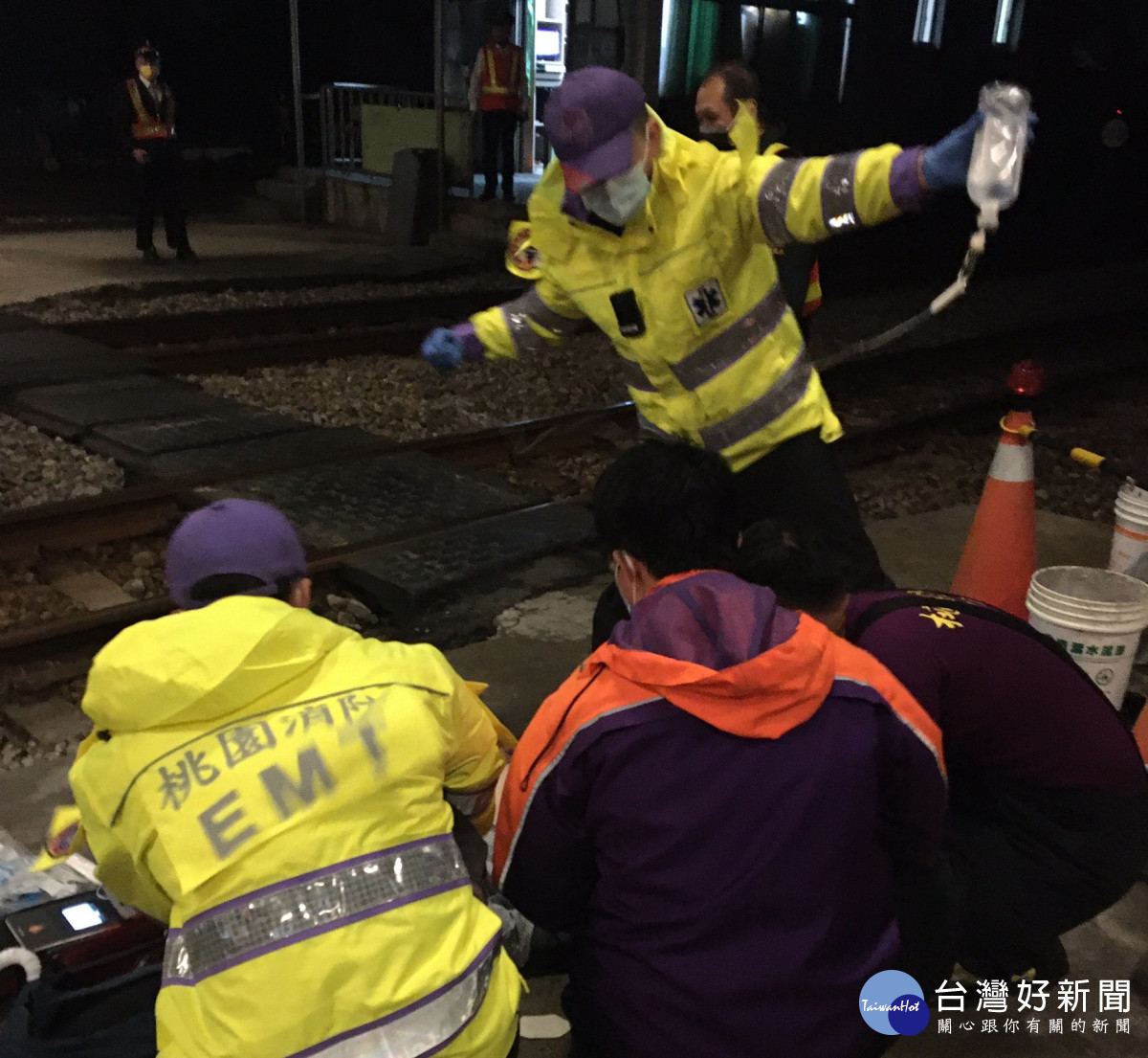 旅客突然身體不適倒下跌落軌道，富岡消防隊與鐵道站務人員協力救回寶貴生命