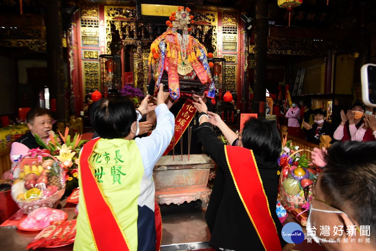 南瑤宮開基三媽暨十尊會媽角頭祈安繞境，由縣長王惠美、彰化市長林世賢接駕。