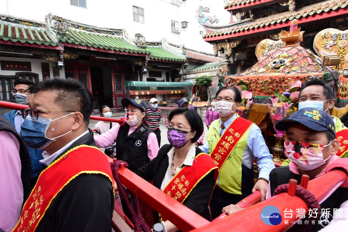 南瑤宮開基三媽暨十尊會媽角頭祈安繞境，縣長王惠美扶轎。