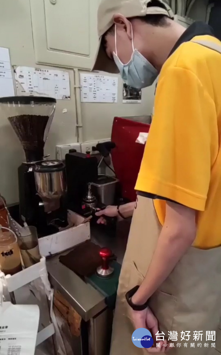 透過輔具協助，罹患腦性麻痺的身障者克服手掌肌肉張力及協調控制不佳問題，單手就可順利壓制咖啡粉。