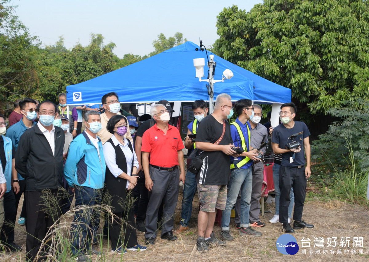 應用無人機防治荔枝椿象，縣長王惠美今日上午前往社頭鄉關心防治情形。