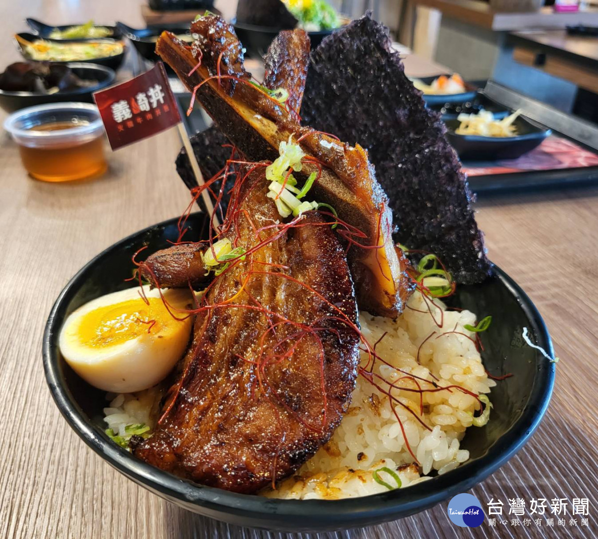 炙燒戰斧豬丼。