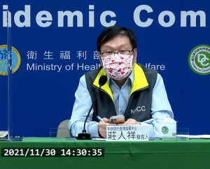 由於國際間目前對選擇第3劑打莫德納（Moderna）疫苗的人，採取接種劑量減半的作法，對此中央流行疫情指揮中心發言人、衛福部疾管署副署長莊人祥表示，有待專家討論，且須看莫德納疫苗到貨種類而定。（圖／衛福部疾管署YouTube）