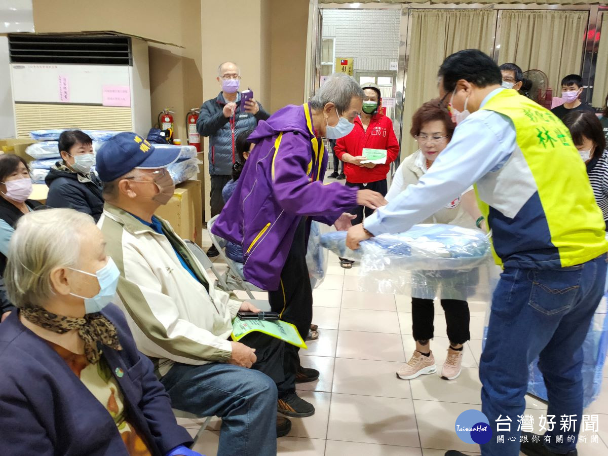 紅十字會台灣省彰化縣支會捐贈低收入戶禦寒衣被。圖記者鄧富珍攝