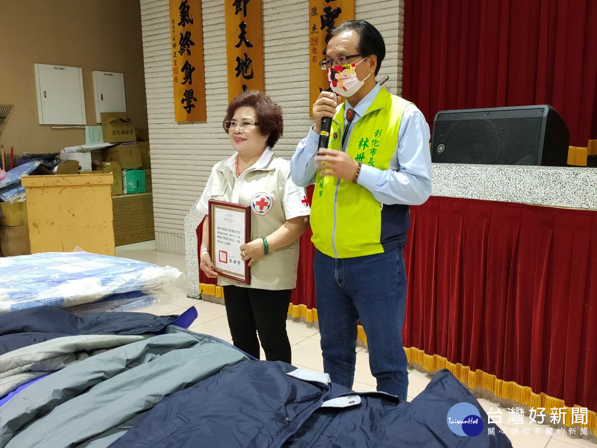 紅十字會台灣省彰化縣支會捐贈低收入戶禦寒衣被，彰化市長林世賢表示感謝。圖記者鄧富珍攝