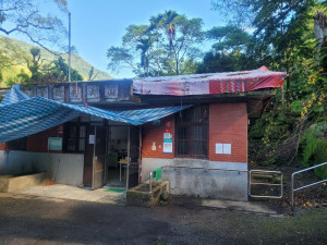 山美衛生室歷經颱風、地震後，每遇下雨室內天花板、牆面常有滲水情形／陳致愷翻攝
