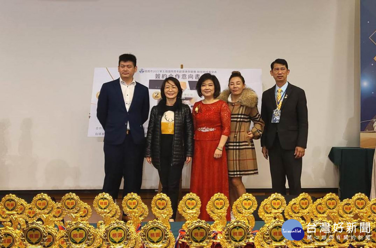 青年局代理局長涂淳惠(左二)、會長梁淑貞(右三)與貴賓合影<br />
<br />
