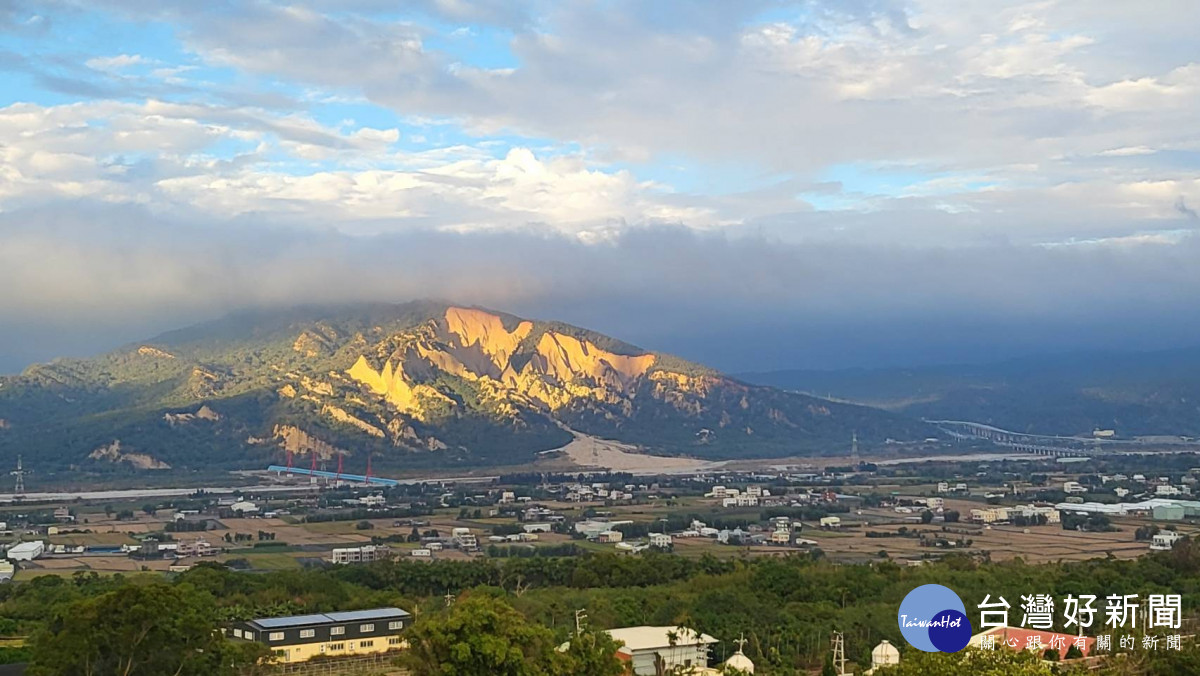 從星月大地可以眺望照在火焰山的雲霞。