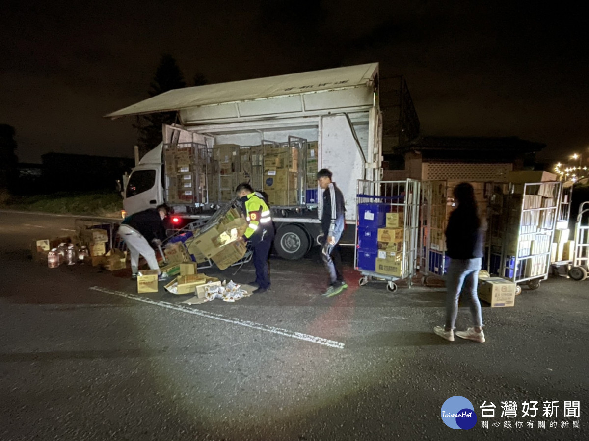 貨車過彎物品散落一地，巡警協助搬貨排除狀況<br />
<br />
