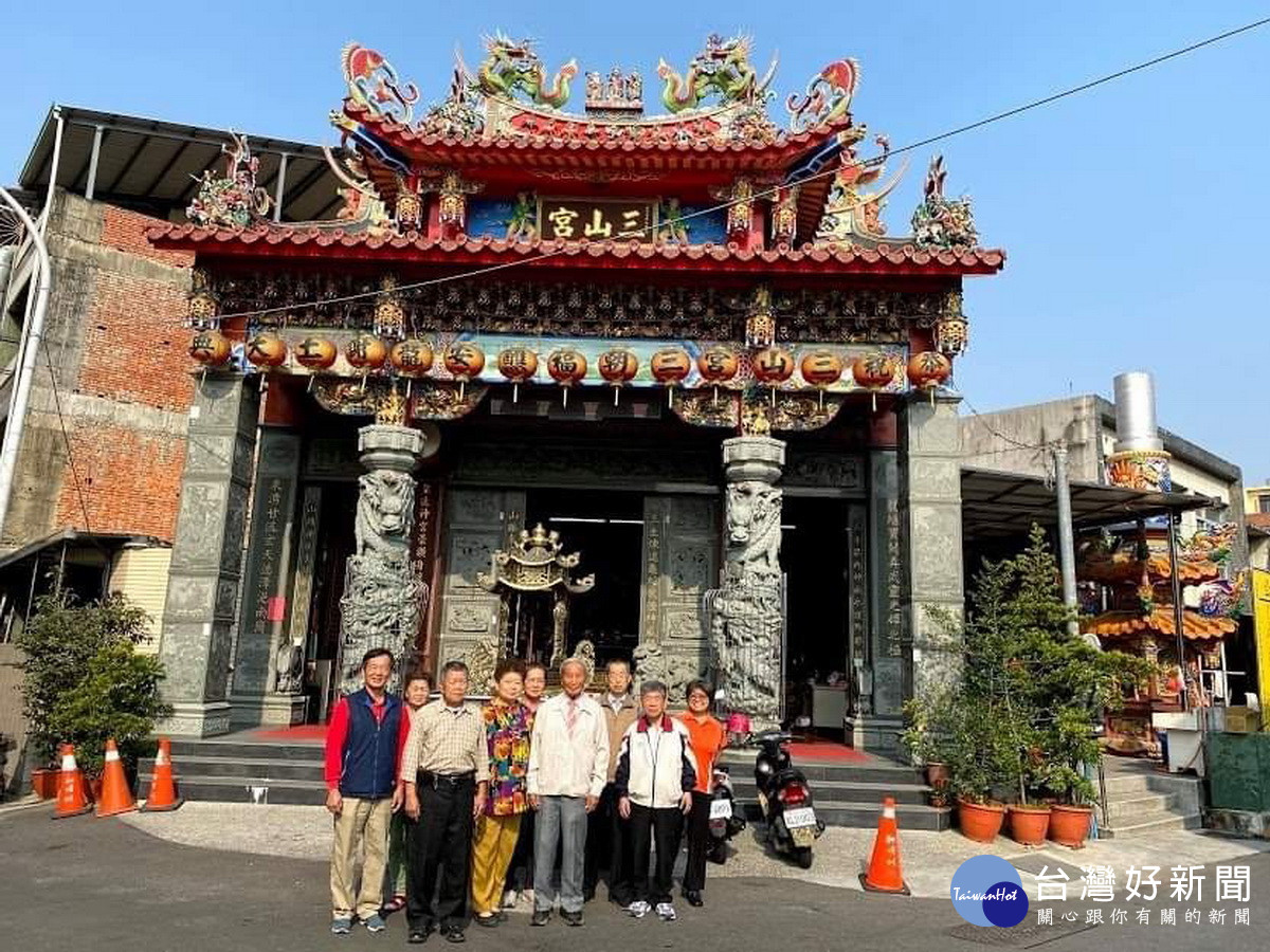 鄭里長用心並籌措經費重建三山宮。（南投縣府提供）