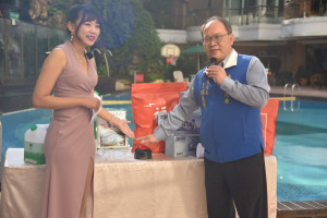 陳處長抽出10萬元得主。（縣府提供）