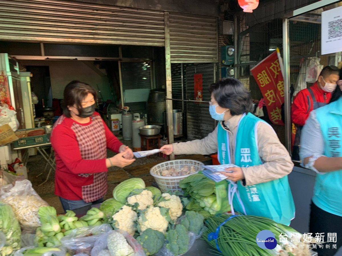 民眾黨嘉義市黨部主委吳亭蓁醫師帶領志工，在傳統市場沿街宣傳公投理念／陳致愷翻攝