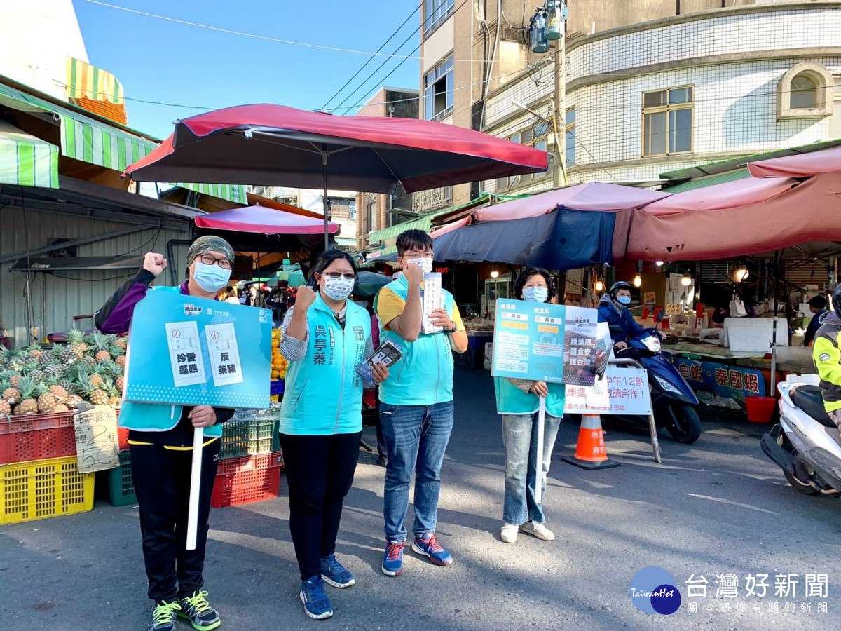 民眾黨嘉義市黨部主委吳亭蓁醫師帶領志工，在傳統市場沿街宣傳公投理念／陳致愷翻攝