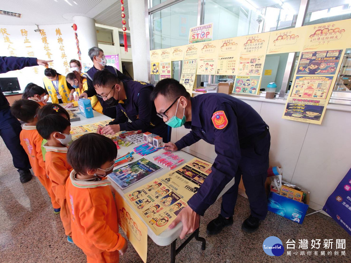 闖關遊戲中員警們讓學童抽號碼牌回答問題，透過遊戲的方式加深交通、婦幼知識/臺西警分局提供