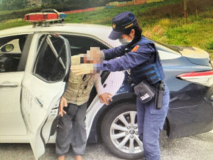 老翁迷途徘徊餐廳前　警查證身分助返家