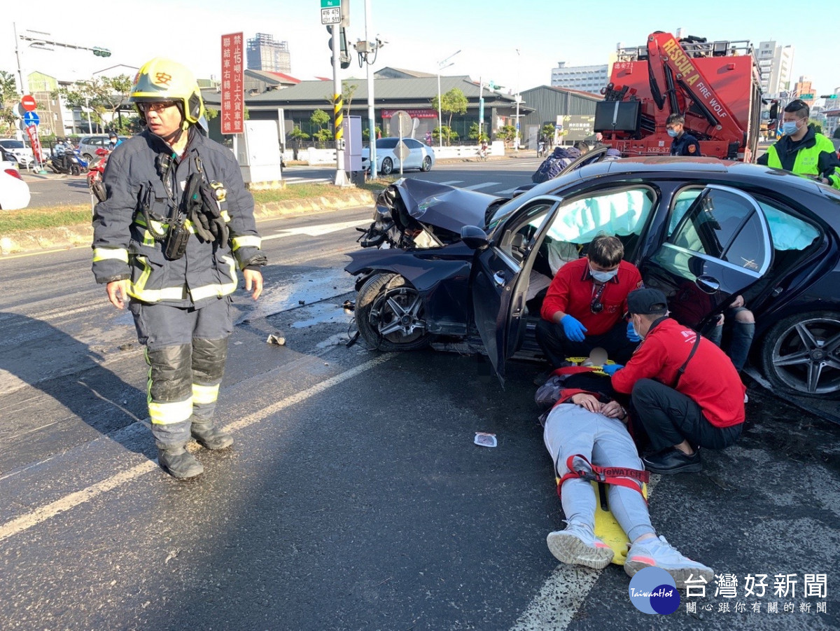 救護人員將賓士車上4人送醫／陳致愷翻攝