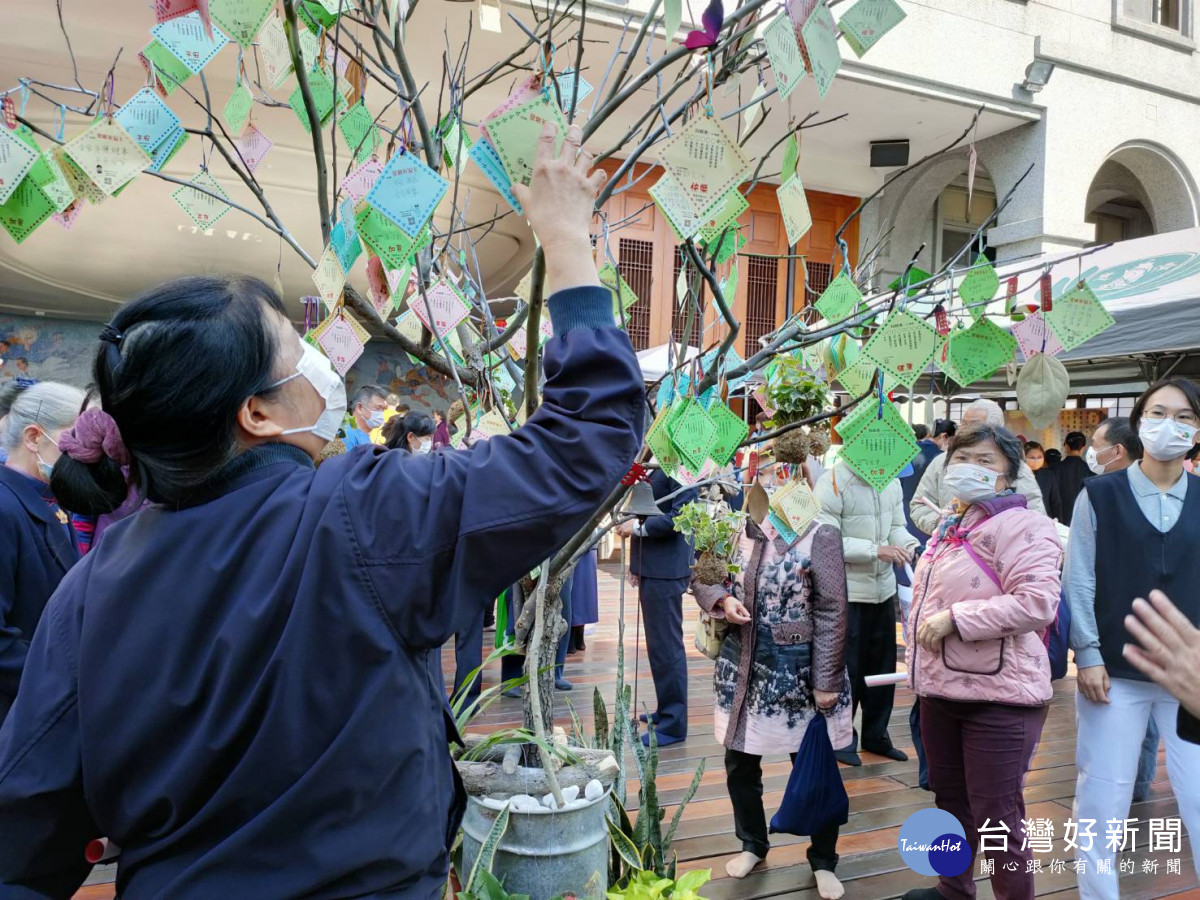 彰化靜思堂歲末感恩會，共為台灣祈福遠離災難。