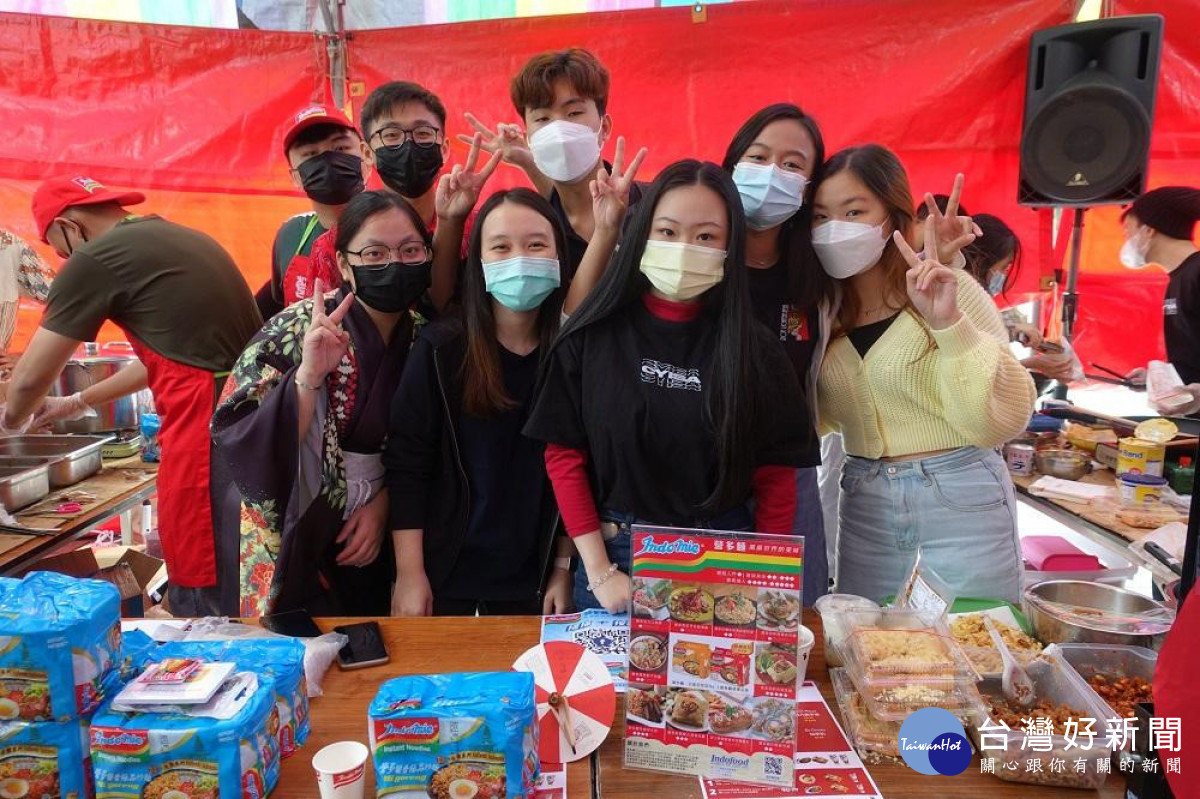 中原大學外籍生所製作的道地美食-貓飯，很受大家青睞。