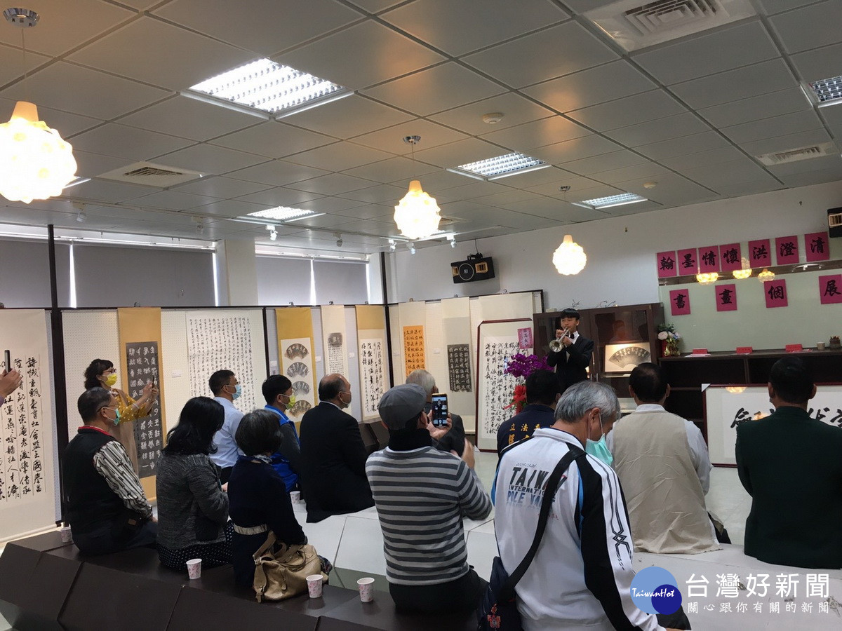 導覽茶會開幕學生演奏迎賓。