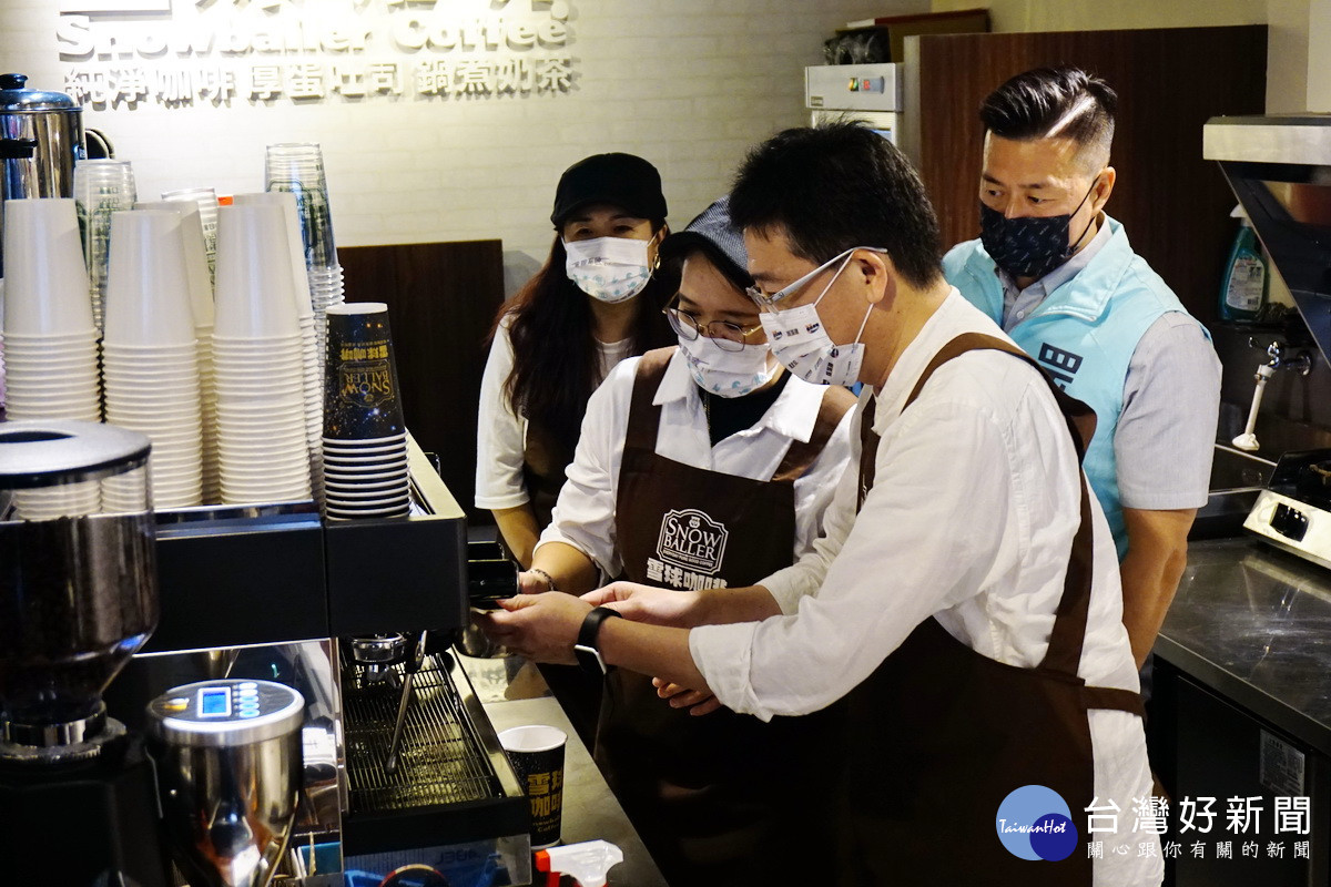 民眾黨推動「屯田計畫」，秘書長謝立功在桃園區服務處主任陳品杰的雪球咖啡進行體驗。