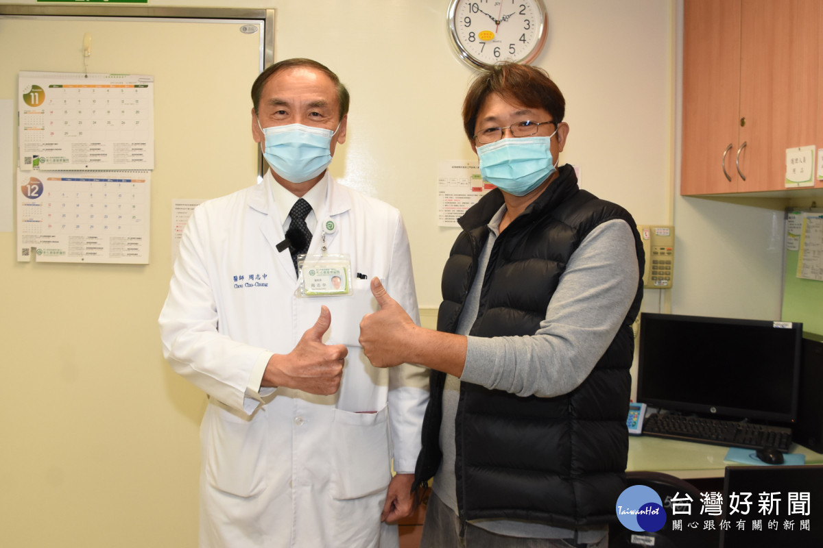 周志中醫師（圖左）指出，林先生目前非常的健康、意識很清醒且沒有後遺症，這非常的不簡單。