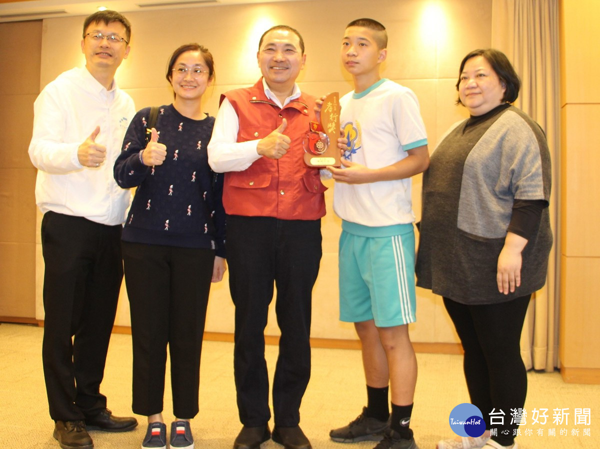 新北市長侯友宜今(8)日於市政會議，親自頒發泰山國中詹鎬宇孝行楷模獎座<br />
<br />
