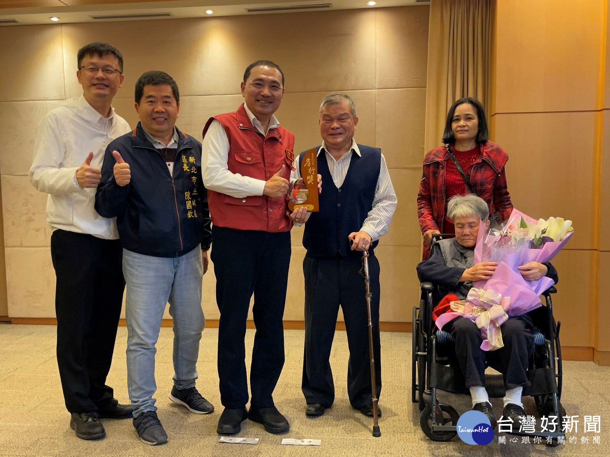 新北市長侯友宜今(8)日於市政會議，親自頒發蔣昌冬孝行楷模獎座<br />
<br />
