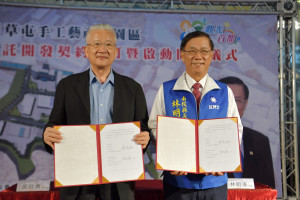林縣長與德昌董事長黃政勇簽約。（縣府提供）