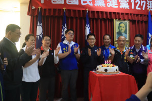 黃秘書長與林主委等及來賓為建黨慶生。（記者扶小萍攝）