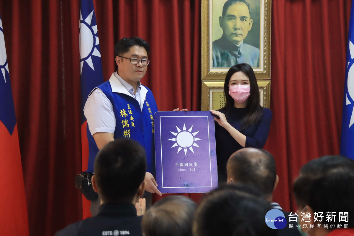 林主委頒黨證歡迎新黨員。（記者扶小萍攝）